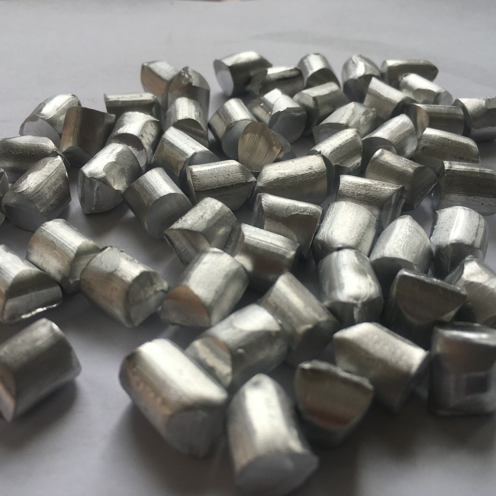 廠家長期生產(chǎn) 材質(zhì)1060粒度5*5毫米鋁顆粒 鋁線段 鋁桿段